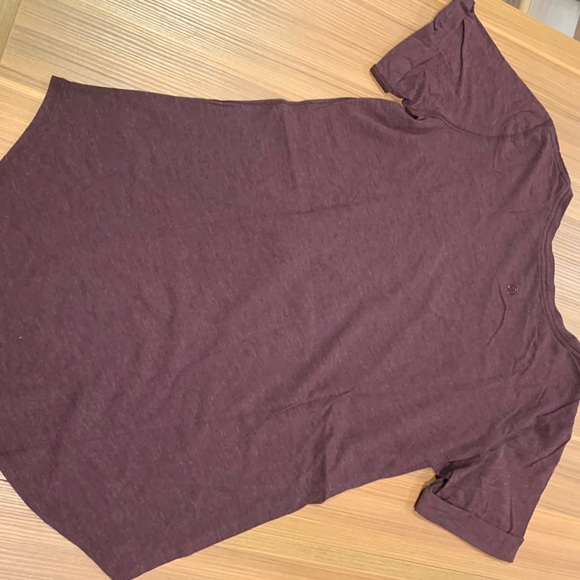 Lululemon love tee v neck 6 EUC - Picture 4 of 6